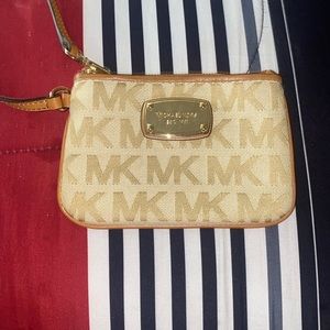 Michael kors wristlet like new without tags